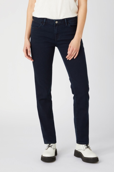 Классические прямые джинсы темного цвета